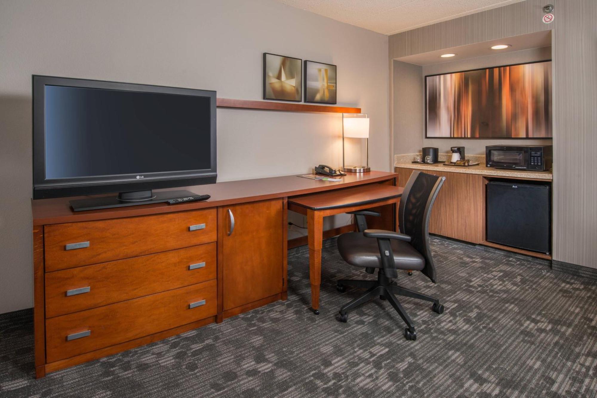 Отель Courtyard By Marriott Fairfax Fair Oaks Экстерьер фото