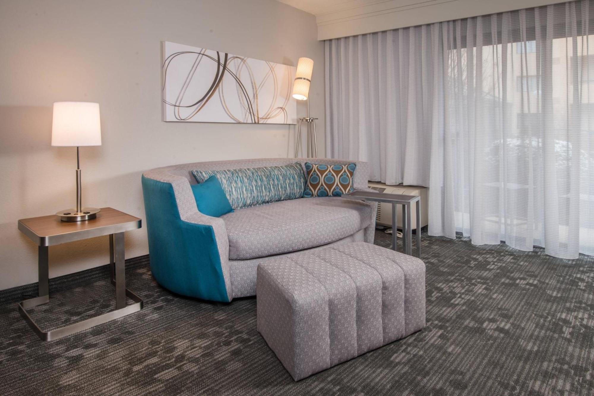 Отель Courtyard By Marriott Fairfax Fair Oaks Экстерьер фото
