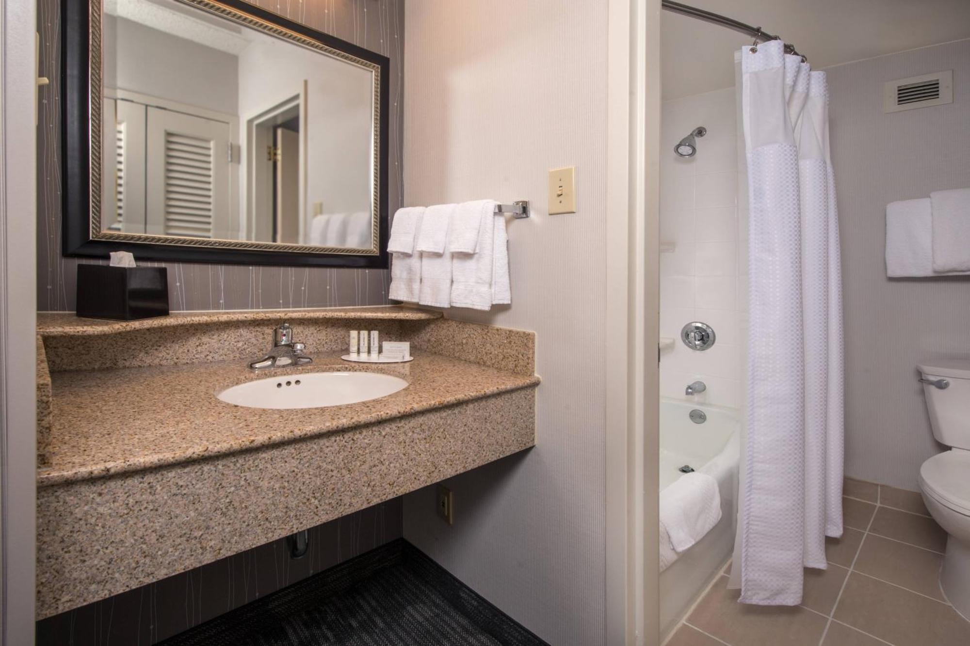 Отель Courtyard By Marriott Fairfax Fair Oaks Экстерьер фото