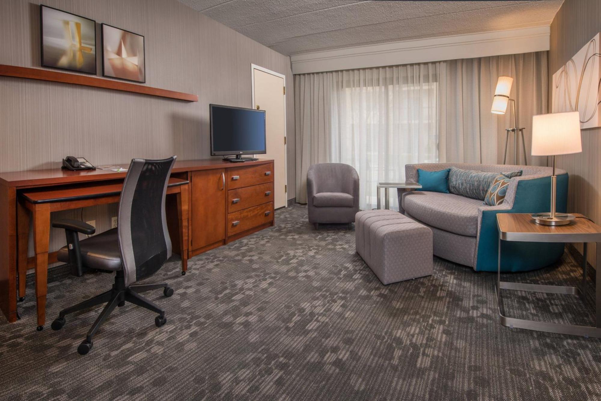 Отель Courtyard By Marriott Fairfax Fair Oaks Экстерьер фото