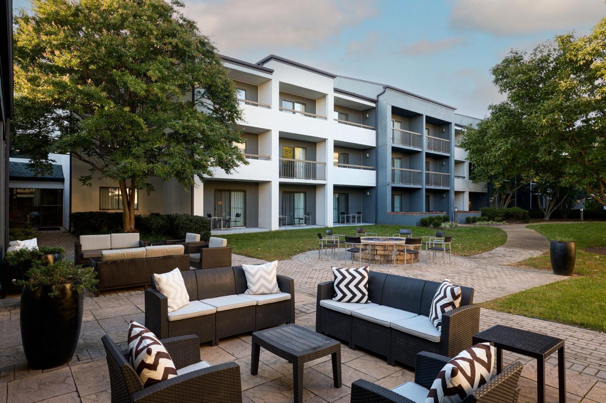 Отель Courtyard By Marriott Fairfax Fair Oaks Экстерьер фото